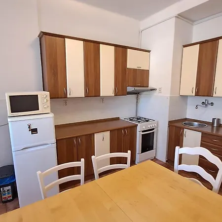 Na Slupi Sanctuary: Serene 2-Bedroom Getaway Praha Exteriér fotografie