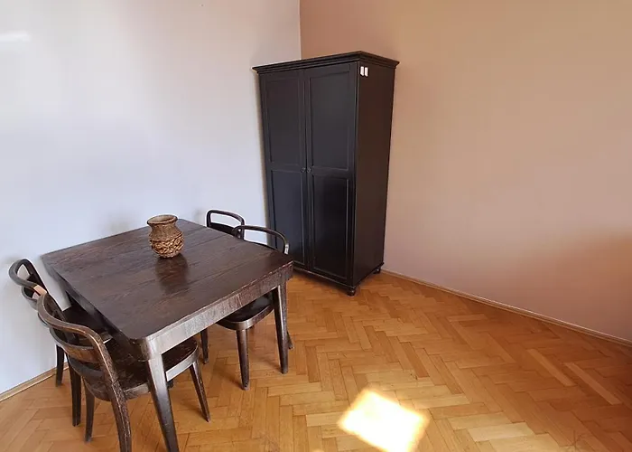 Na Slupi Sanctuary: Serene 2-Bedroom Getaway Prague